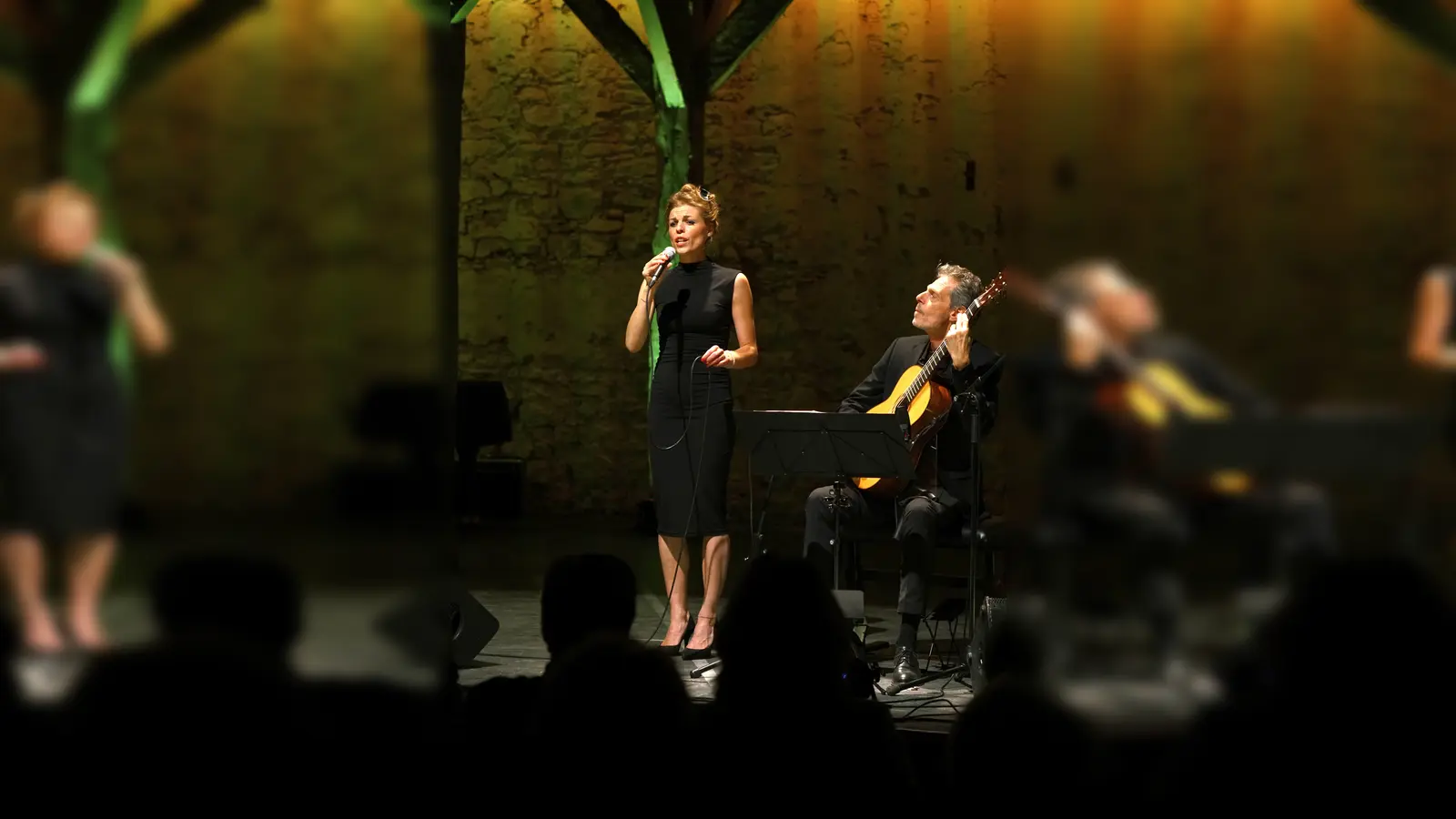 Sorgten für einen furiosen Auftritt bei VOICES 2025: Das Vater-Tochter-Duo Gruber mit ihrem Chansonsabend.  (Foto: KulturGut/Martina Schäfer)