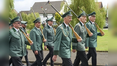 Eindrücke vom Langenthaler Festumzug am Sonntag, der trotz nasser Wetterprognose etwas verspätet, aber ansonsten planmässig durch das Kirschdorf zog. Im Anschluss fanden in der Schützenhalle Ehrungen und Beförderungen statt. (Foto: Stefan Bönning)
