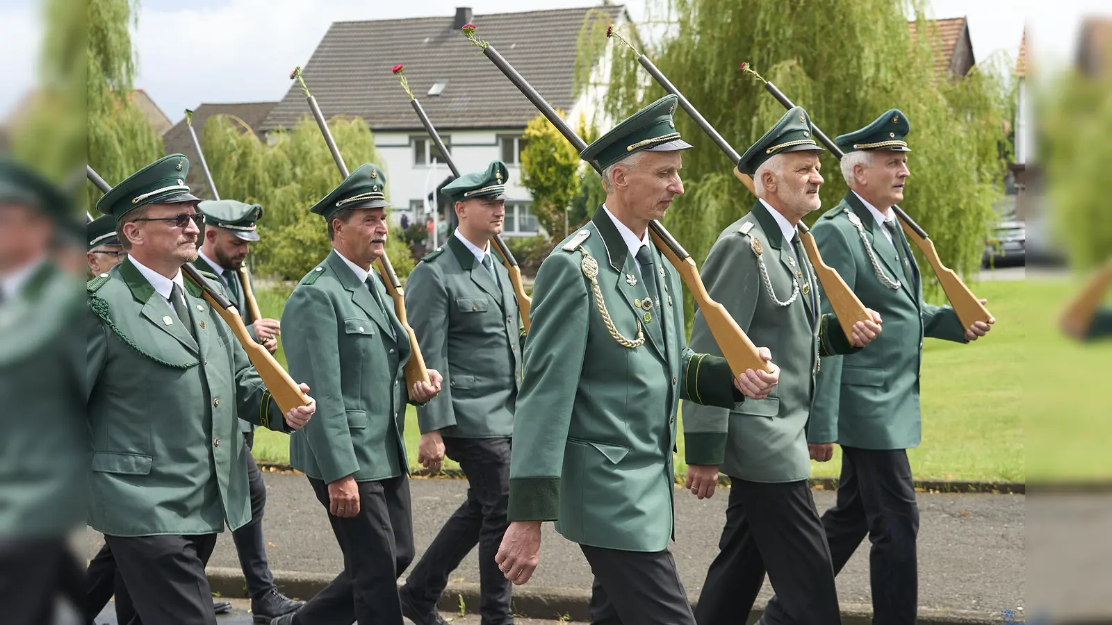 Eindrücke vom Langenthaler Festumzug am Sonntag, der trotz nasser Wetterprognose etwas verspätet, aber ansonsten planmässig durch das Kirschdorf zog. Im Anschluss fanden in der Schützenhalle Ehrungen und Beförderungen statt. (Foto: Stefan Bönning)