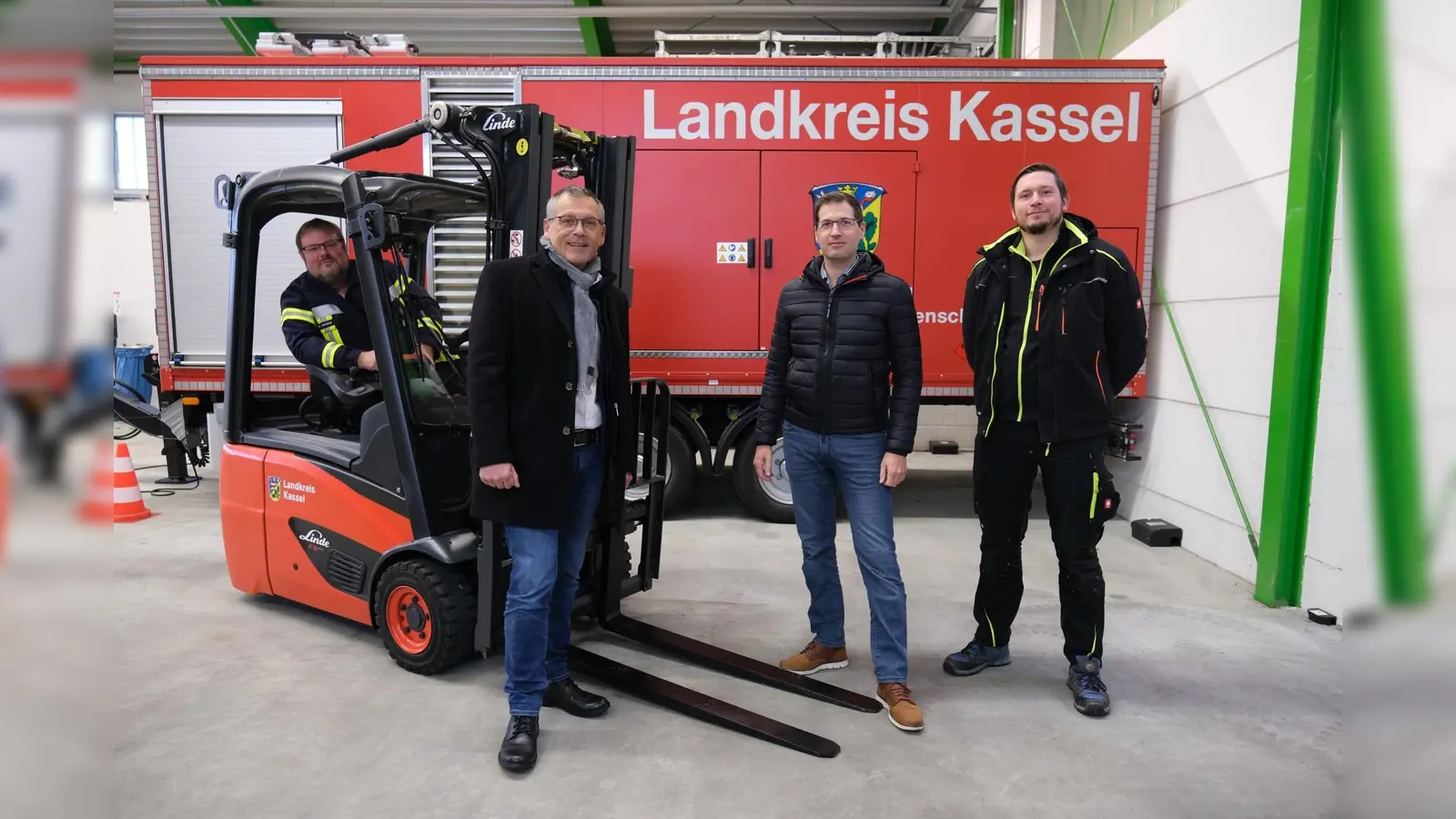 (V.l.) Bevölkerungsschützer Marc Schölzel und Landrat Andreas Siebert freuen sich über die Spende von Apotheker Stephan Parzefall. Hier in Begleitung von Christian Heckmann, dem angestellten Apotheker im Impfzentrum.  (Foto: Fleur C. Tauber)