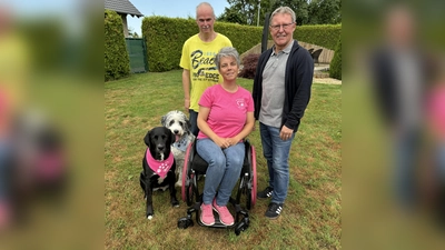 Bringen Kindern den Umgang mit Hunden nahe (v.l.): Carsten Weber, Claudia Tauchert und Werner Dürdoth. (Foto: privat)