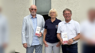 V.l.: Rainer Bieling, Seniorennetzwerk Borgentreich, Kornelia Klare, Dorftreff Bühne, und Werner Dürdoth, Ortsvorsteher. (Foto: privat)