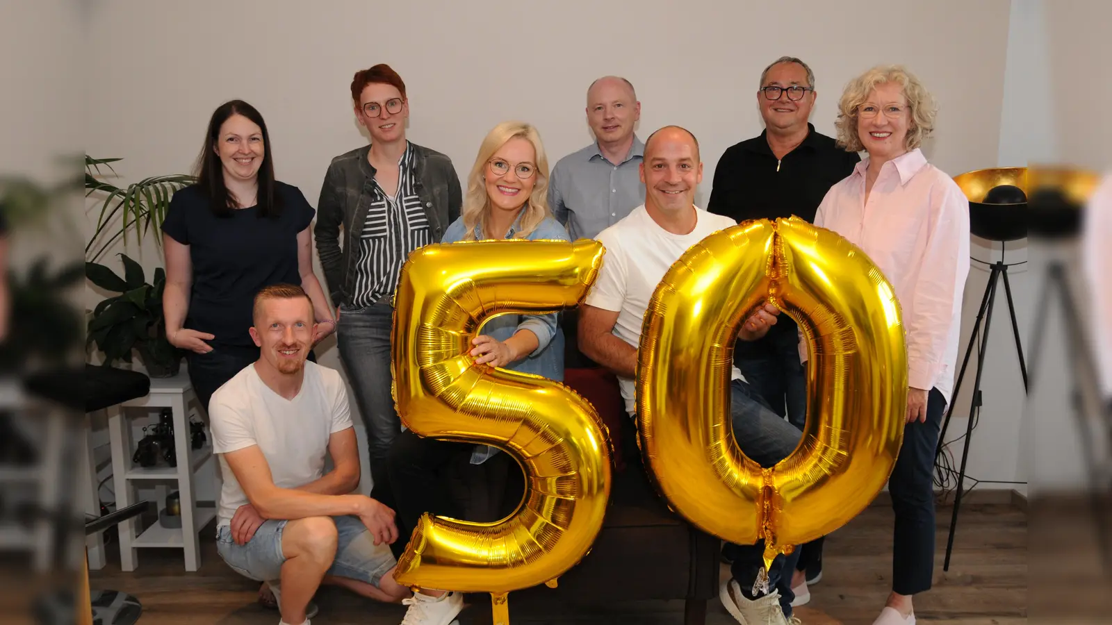 Sehen dem runden Geburtstag freudig entgegen (v.l.): Daniela Illgner (Buchhandlung Saabel), Michael Peine (Bauer Peine), 2. Vorsitzende Werbering: Verena Mikus (Teamgeist Werbung), Maik Kulgemeyer (Bad Driburger Touristik GmbH), 1. Vorsitzender Werbering: Lars Markus (REWE), Michael Arens und Uta Hillgemann (Leder Gocke). (Foto: privat)