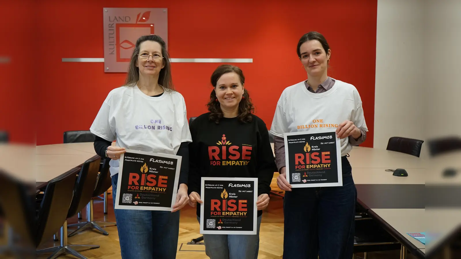 Laden Bürgerinnen und Bürger zur Aktion „One Billion Rising“ auf den Marktplatz in Höxter ein (v.l.): Janet Topf (Tanzetage Höxter), Isabell Schröder (AWO Migrationsberatung), Anna Lütkefend (Gleichstellungsbeauftragte des Kreises Höxter). (Foto: Kreis Höxter)