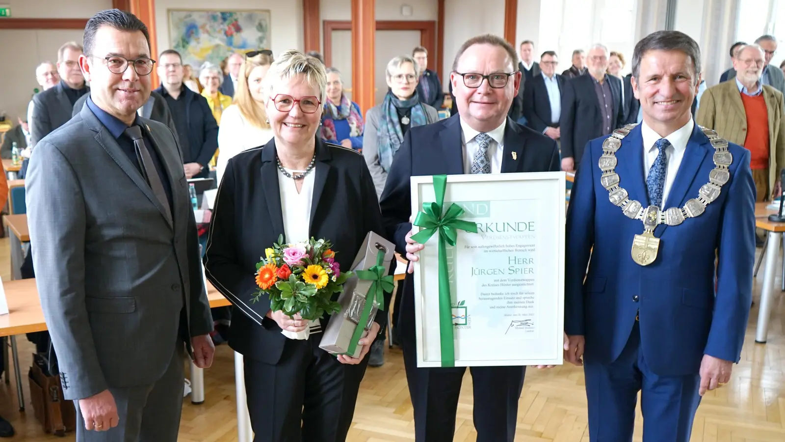 Im Rahmen der Sitzung des Kreistages verlieh Landrat Michael Stickeln dem Unternehmer Jürgen Spier aus Steinheim das Verdienstwappen des Kreises Höxter. Die Auszeichnung wurde erstmals vergeben. Zu den ersten Gratulanten gehörten Ehefrau Petra Spier und Steinheims Bürgermeister Carsten Torke. (Foto: Kreis Höxter)