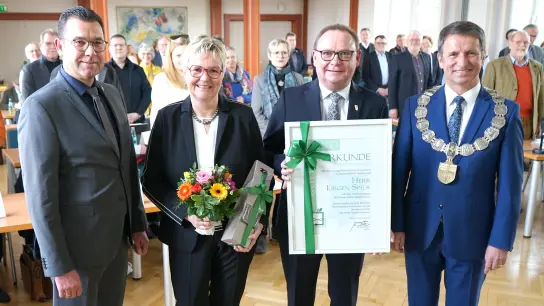 Im Rahmen der Sitzung des Kreistages verlieh Landrat Michael Stickeln dem Unternehmer Jürgen Spier aus Steinheim das Verdienstwappen des Kreises Höxter. Die Auszeichnung wurde erstmals vergeben. Zu den ersten Gratulanten gehörten Ehefrau Petra Spier und Steinheims Bürgermeister Carsten Torke. (Foto: Kreis Höxter)