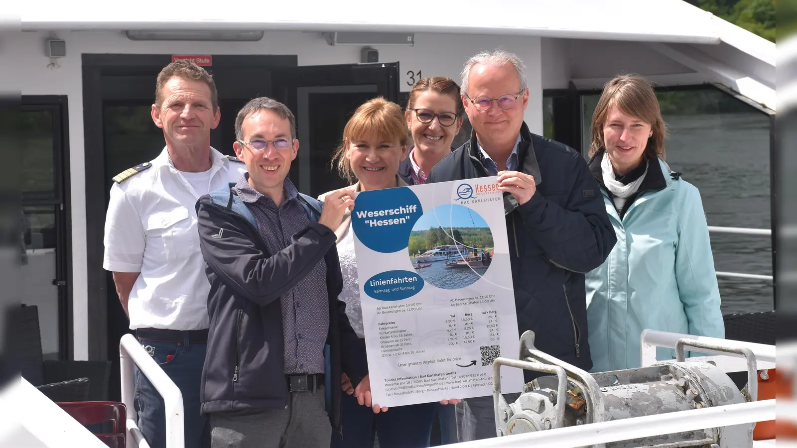 Schiffsführer Oliver Groß, Bürgermeister Marcus Dittrich, Andrea Emmel (Tourismusinfo Bad Karlshafen), Martina Abel (Geschäftsführerin Bad Karlshafen GmbH), Bürgermeister Hubertus Grimm und Julia Knipping (Tourismusinfo Beverungen) stellten die neuen Linienfahrten vor.  (Foto: Barbara Siebrecht)