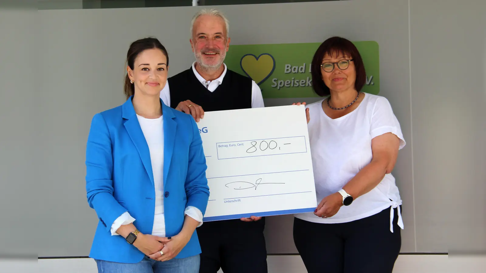 V.l.: Verena Eickmann (Marketing Bad Driburger Naturparkquellen) und Thomas Dörpinghaus (Geschäftsführer Bad Driburger Naturparkquellen) übergaben Marianne Strauß von der Bad Driburger Speisekammer einen Spendencheck über 800 Euro. (Foto: privat)