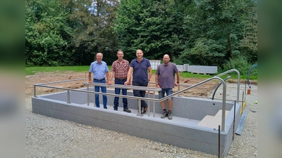 Erster Besichtigungstermin des Tretbecken mit Bürgermeister Hubertus Grimm, Ulrich Knipping (Heimat u. Verkehrsverein Amelunxen), Florian Seela (Stadt Beverungen) und Berthold Schneider (Fa. Schulze Tiefbau) (Foto: Stadt Beverungen)
