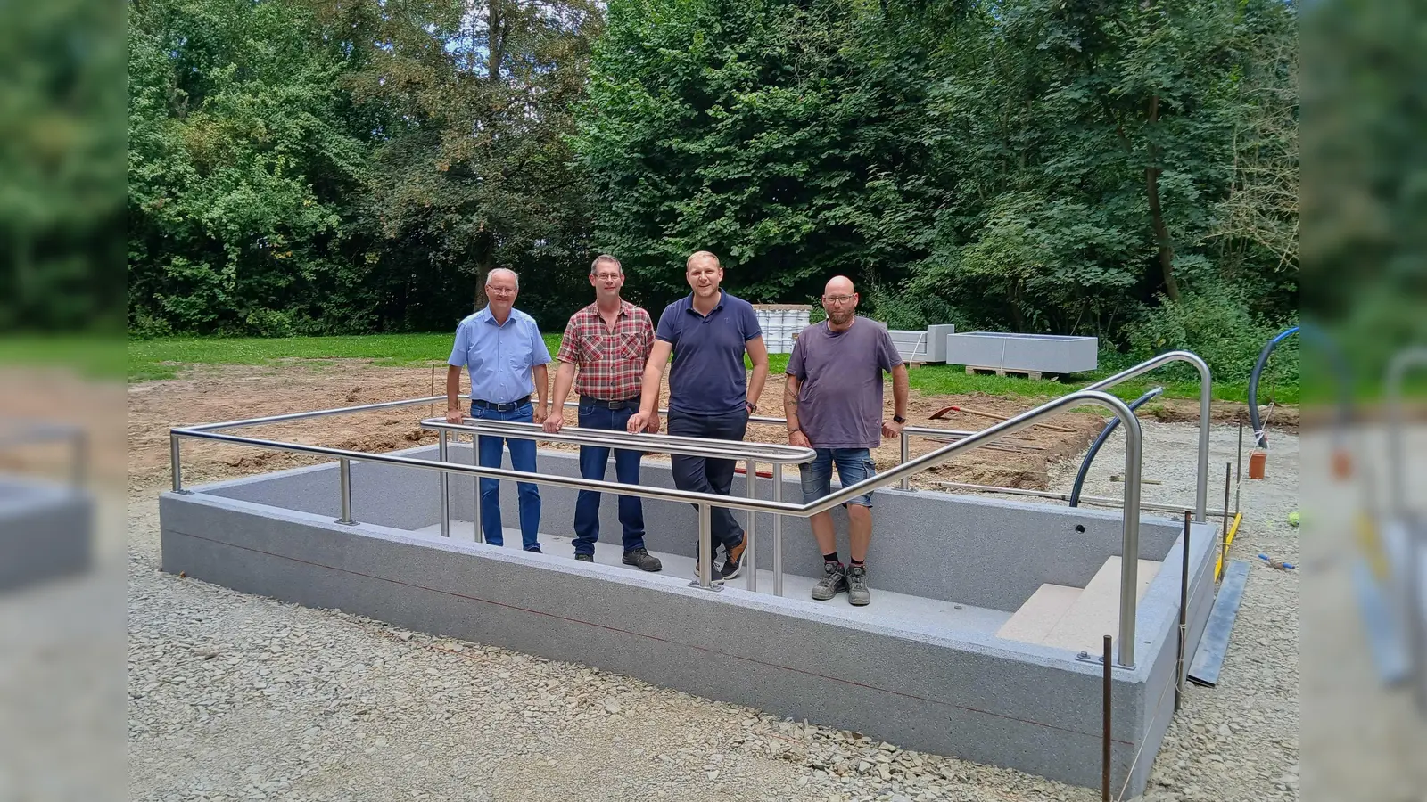 Erster Besichtigungstermin des Tretbecken mit Bürgermeister Hubertus Grimm, Ulrich Knipping (Heimat u. Verkehrsverein Amelunxen), Florian Seela (Stadt Beverungen) und Berthold Schneider (Fa. Schulze Tiefbau) (Foto: Stadt Beverungen)
