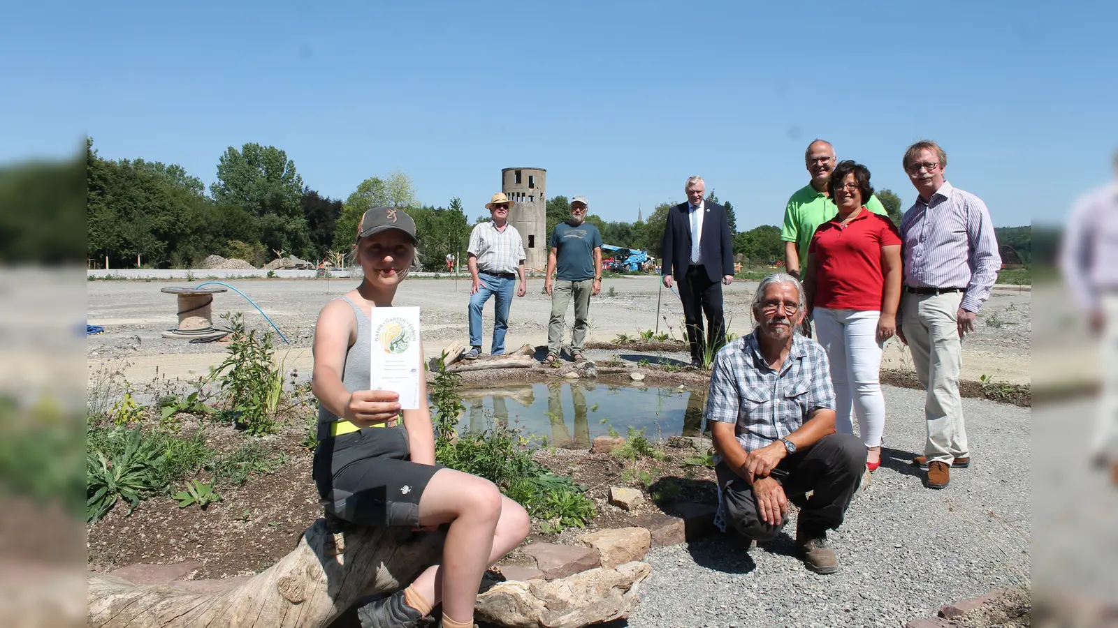 NaturGartenForumTeam (v.l.) Sarah Zarnitz (Auszubildende in der Stadtgärtnerei),Dieter Siebeck, Burkhard Beinlich, Höxters Bürgermeister Daniel Hartmann, Initiator Ralf Haffke, Thomas Schöning, Claudia Koch und Norbert Drews freuen sich, dass es im NaturGartenForum auf dem Gelände der künftigen Landesgartenschau in Höxter bereits summt und brummt. (Foto: LGS Höxter)