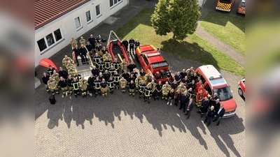 Die Kameradinnen und Kameraden der Freiwilligen Feuerwehr Warburg präsentierten gemeinsam mit Jürgen Rabbe (Leiter der FFW Warburg), Bürgermeister Tobias Scherf, dem ersten Beigeordneten Andreas Niggemeyer sowie der Leitung des Fachbereichs Ordnung und Soziales, Christina Zieliniski, und Viktoria Scholand (stellv. Leitung) die neuen Fahrzeuge und Gerätschaften.<br>Künftig werden das neue Schnelleinsatzschlauchboot auf der Diemel und das Vorauslöschfahrzeug (zweites Fahrzeug von rechts) vor allem zur Vermeidung von Vegetationsbränden zum Einsatz kommen. (Foto: Stadt Warburg)