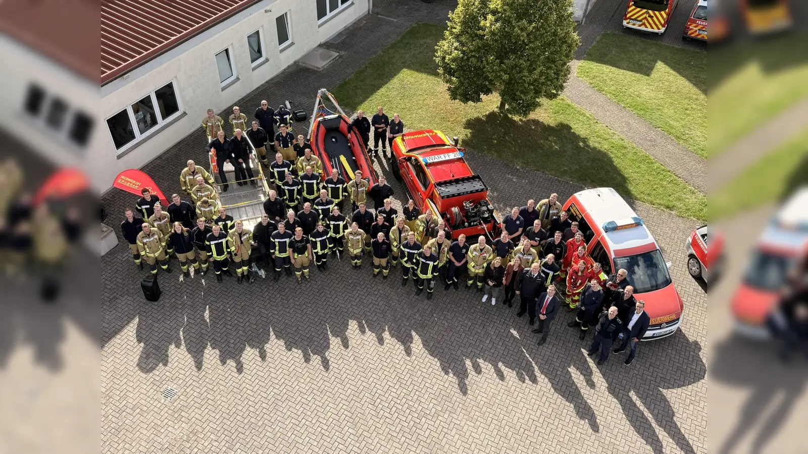 Die Kameradinnen und Kameraden der Freiwilligen Feuerwehr Warburg präsentierten gemeinsam mit Jürgen Rabbe (Leiter der FFW Warburg), Bürgermeister Tobias Scherf, dem ersten Beigeordneten Andreas Niggemeyer sowie der Leitung des Fachbereichs Ordnung und Soziales, Christina Zieliniski, und Viktoria Scholand (stellv. Leitung) die neuen Fahrzeuge und Gerätschaften.<br>Künftig werden das neue Schnelleinsatzschlauchboot auf der Diemel und das Vorauslöschfahrzeug (zweites Fahrzeug von rechts) vor allem zur Vermeidung von Vegetationsbränden zum Einsatz kommen. (Foto: Stadt Warburg)