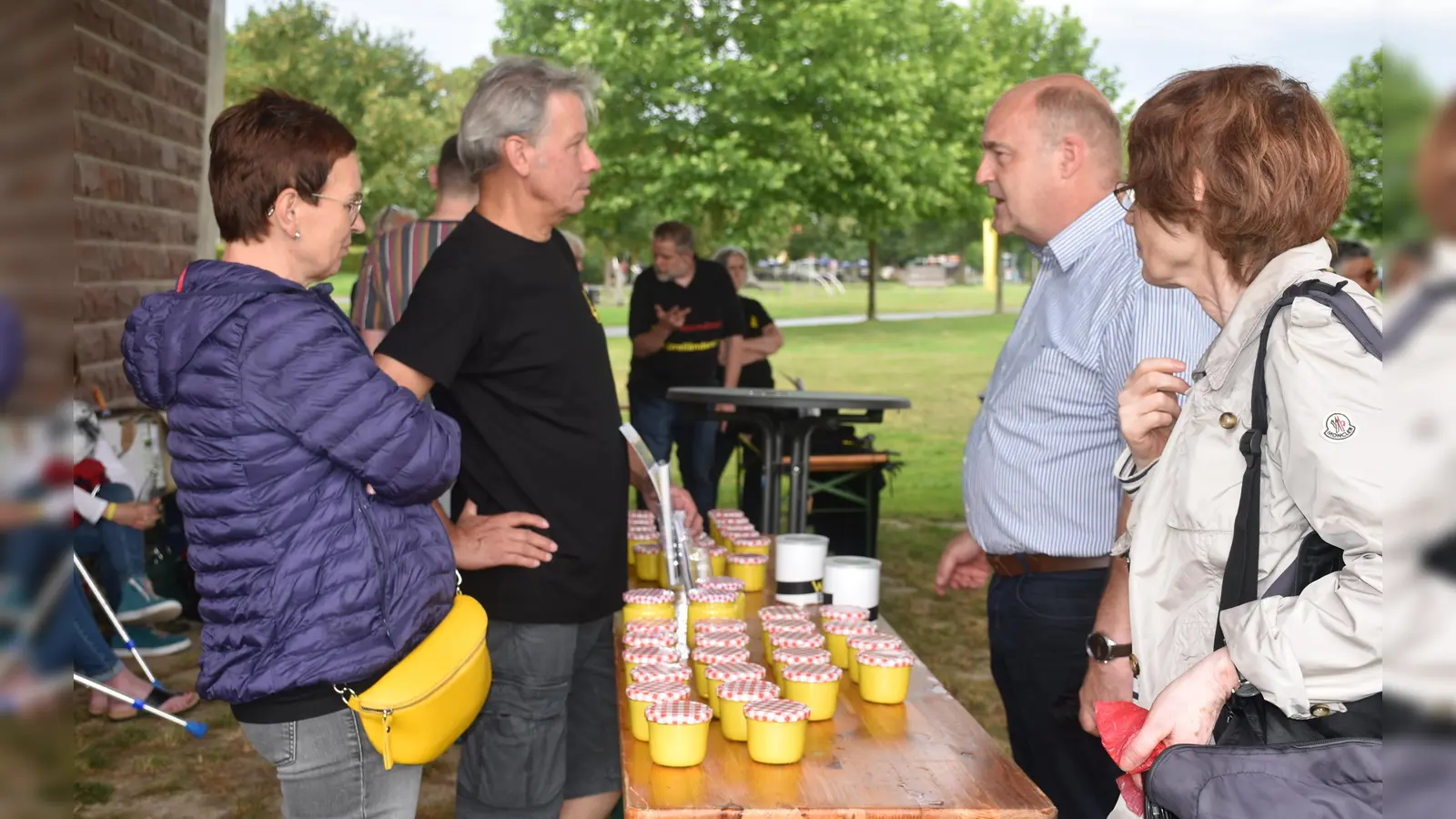 Kostenlos konnte Farbe zum Auffrischen der gelben Ws abgeholt werden.  (Foto: Barbara Siebrecht)