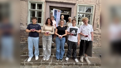 Vorn (v.l.): Luca Zerreich, Mia Guretzki, Lina Scholz, Maximilian Weinhold, Tim Hartmann, hinten (v.l. Anette Krawinkel-Zlatkov, Eva Rüscher und Heidi Förste). (Foto: privat)