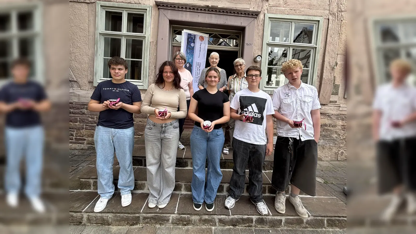 Vorn (v.l.): Luca Zerreich, Mia Guretzki, Lina Scholz, Maximilian Weinhold, Tim Hartmann, hinten (v.l. Anette Krawinkel-Zlatkov, Eva Rüscher und Heidi Förste). (Foto: privat)