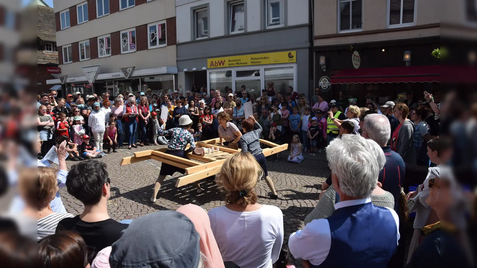 Künstler vielerlei Coleur sorgten für buntes Treiben auf den Straßen der Weserstadt. (Foto: Marc Otto)