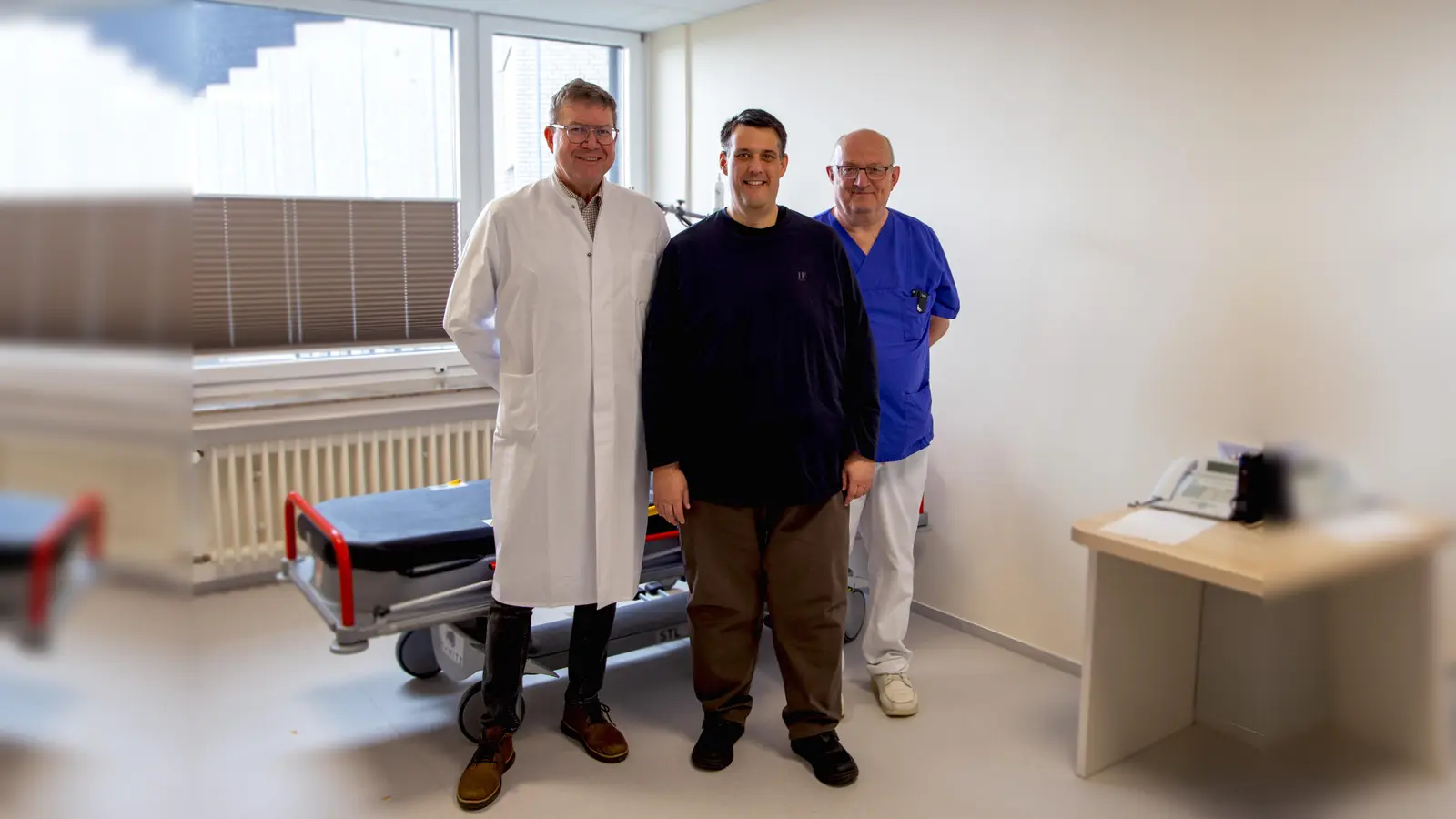 Chefarzt Dr. Florian Dietl (links) und Harry Feist (leitender Oberarzt und Zentrumschirurg) freuen sich über die erfolgreiche Behandlung von Henrik Seltenheim (Mitte). (Foto: KHWE)