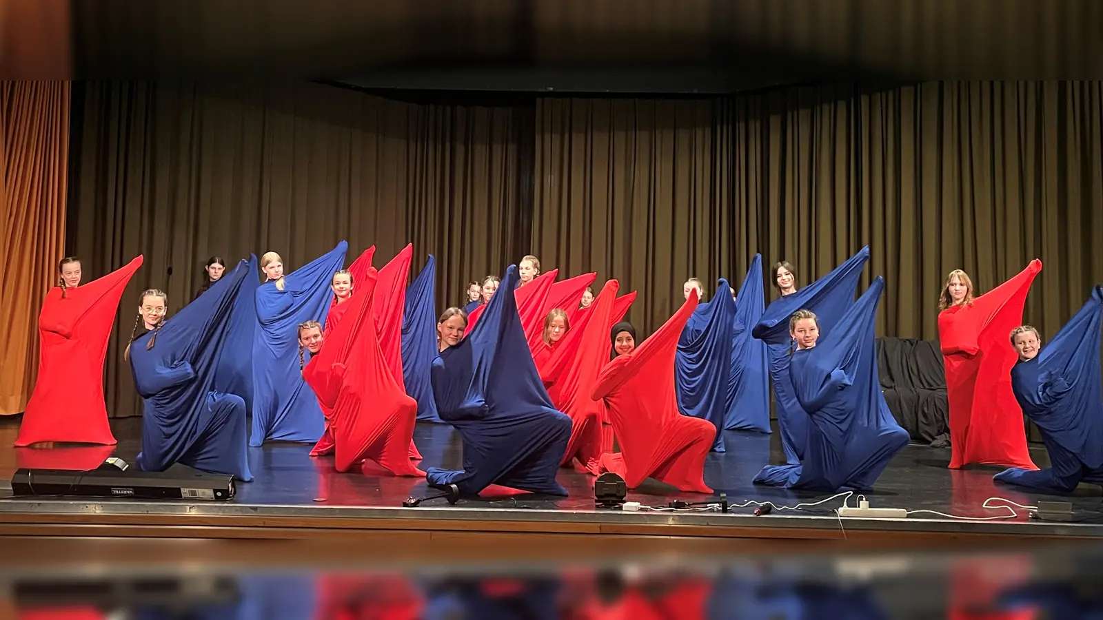 Mit „Let’s Dance“, präsentiertem die Jahrgänge 7 und 8 Tänze aus verschiedenen Kulturen. (Foto: Sekundarschule Warburg / privat)