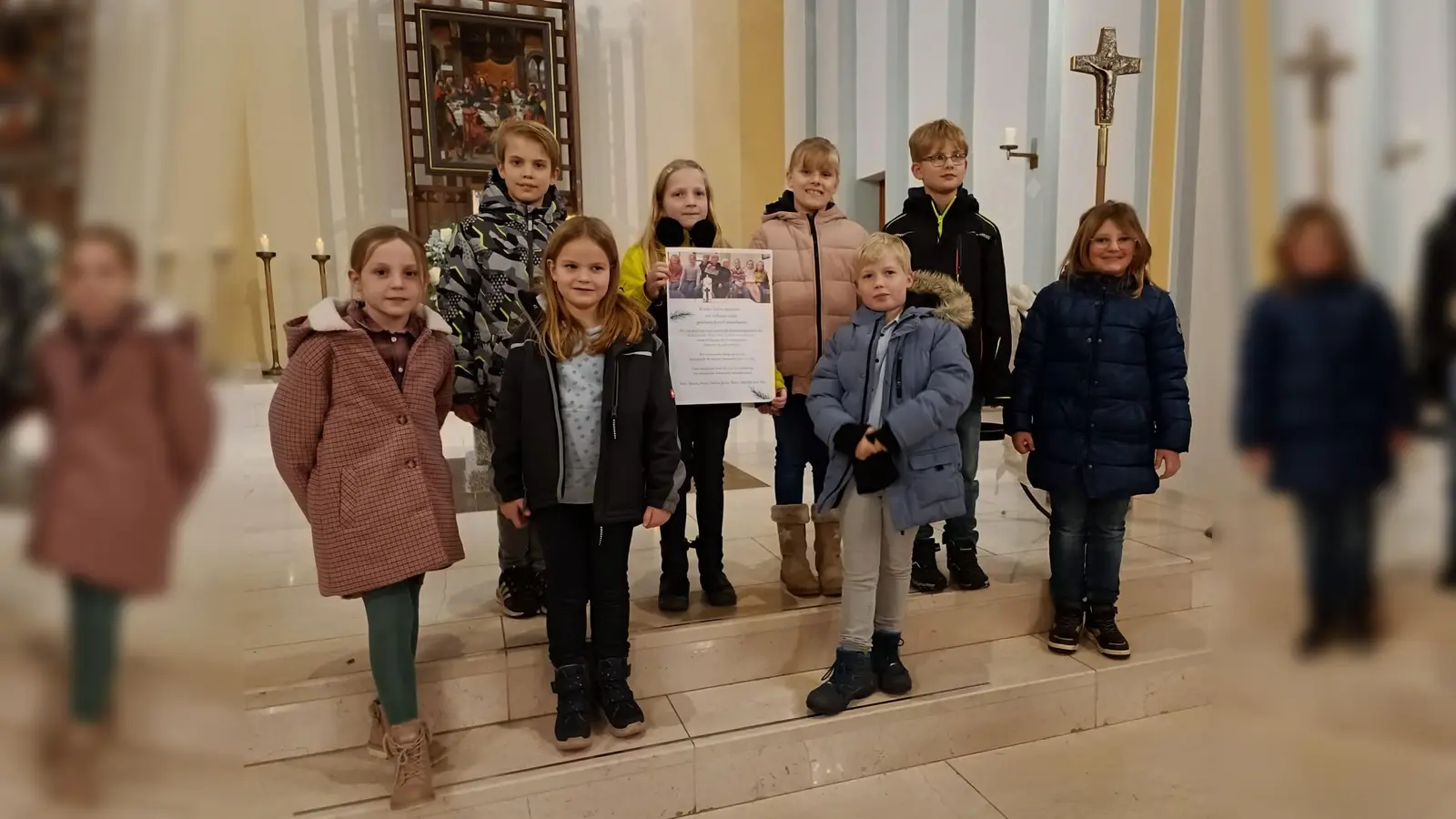 Die Kommunionkinder verkaufen Lose für Kindergartenkinder in Bolivien. (Foto: privat)