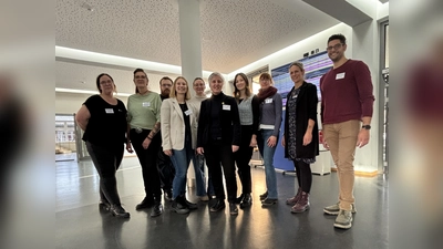 Organisator*innen und Referenten des Fachtages Frühe Hilfen: (v.l.) Ronja Dörge, Yvonne Schneppe, Lennart Halling, Alina Niemeyer, Stefanie Ahlborn, Sabine Eder, Esra Ates, Svenja Henne, Ilona Feyer-Yurttas, Eduardo Molinero. (Foto: Landkreis Holzminden)