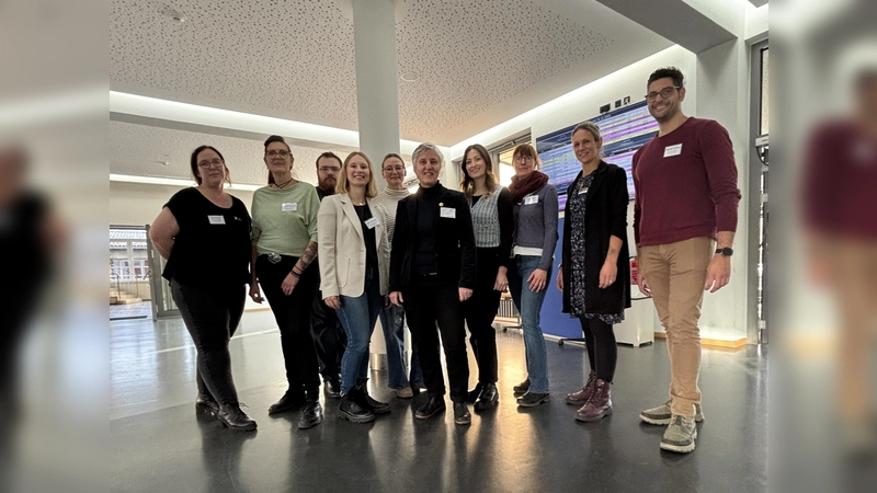 Organisator*innen und Referenten des Fachtages Frühe Hilfen: (v.l.) Ronja Dörge, Yvonne Schneppe, Lennart Halling, Alina Niemeyer, Stefanie Ahlborn, Sabine Eder, Esra Ates, Svenja Henne, Ilona Feyer-Yurttas, Eduardo Molinero. (Foto: Landkreis Holzminden)