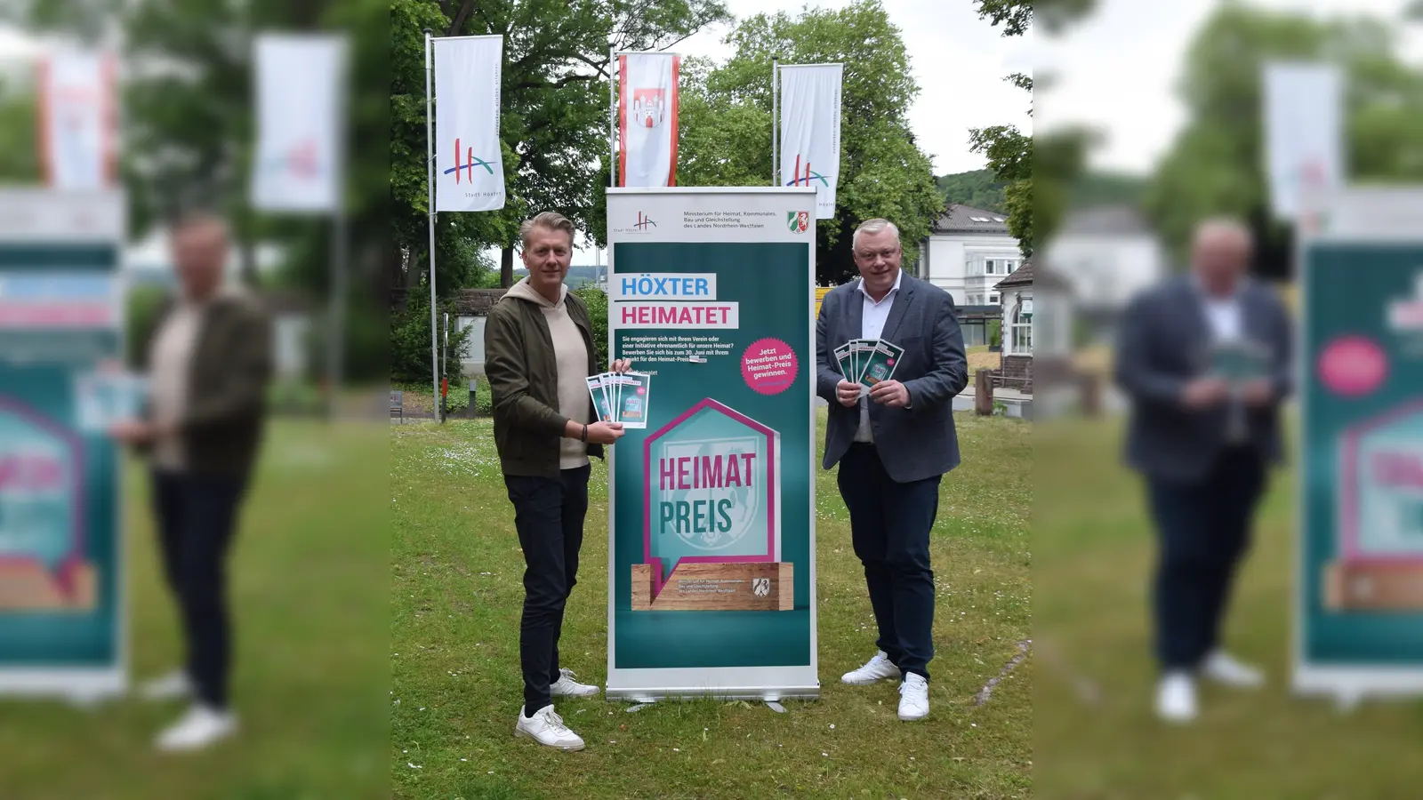 Bewerbungen für den Heimatpreis 2025 können bis zum 30. Juni eingereicht werden. Bürgermeister Daniel Hartmann und Pressesprecher Markus Finger stellen die Bewerbungskriterien vor. (Foto: Stadt Höxter)