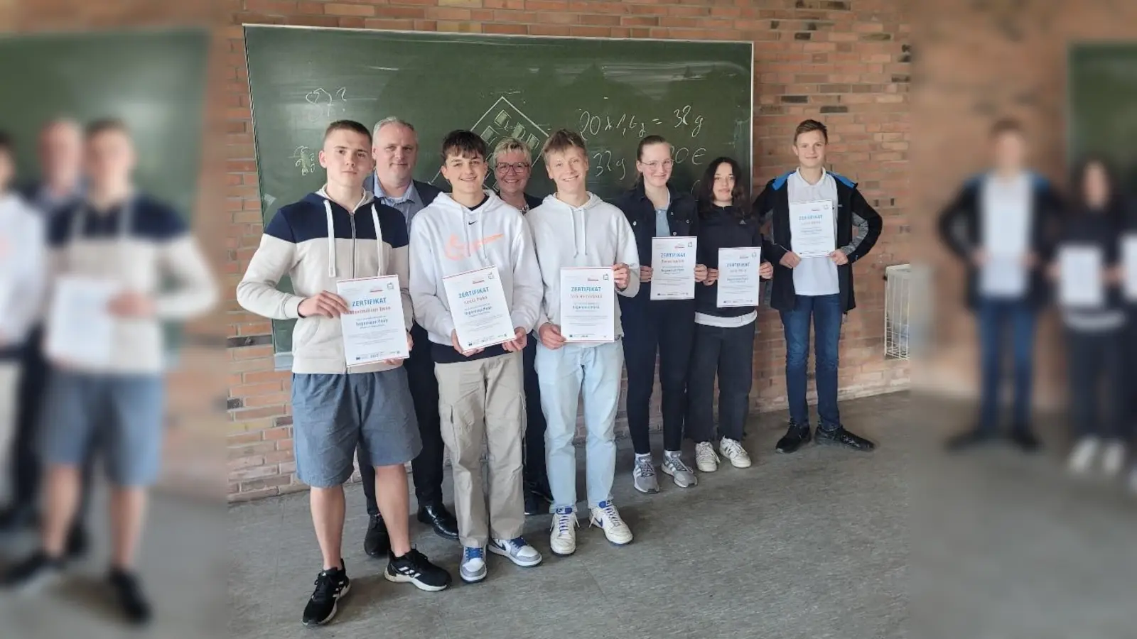 Glückliche und stolze Jugendliche freuen sich über ihre Ingenieur-Pass-Zertifikate (v.l.): Maximilian Enns, Louis Pahn, Tom Heinemann, Emma Sprink, Julia Herrs und Louis Döhre. Lob gab es für die Leistungen der Schülerinnen und Schüler von Professor Rainer Barnekow (hinten links), der die Technischen Hochschule OWL und den Verein Deutscher Ingenieure OWL vertritt, sowie von Petra Spier vom Vorstand des Vereins Natur und Technik. (Foto: Verein Natur und Technik)