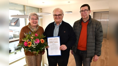 Jutta Wiegand (Obermeisterin der Innung für Sanitär-, Heizungs- und Klimatechnik Höxter-Warburg) und Berthold Atteln (stv. Obermeister) überreichen Werner Thöne die „Goldene Ehrennadel“. (Foto: privat)