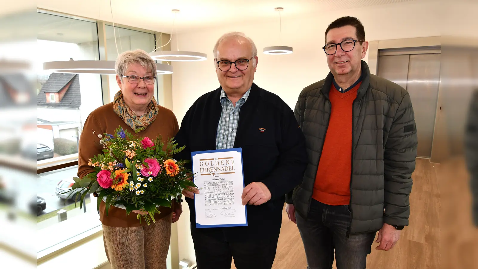 Jutta Wiegand (Obermeisterin der Innung für Sanitär-, Heizungs- und Klimatechnik Höxter-Warburg) und Berthold Atteln (stv. Obermeister) überreichen Werner Thöne die „Goldene Ehrennadel“. (Foto: privat)