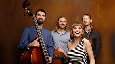 Die MARION &amp; SOBO BAND spielt auf dem Marktplatz (Foto: © dematteis)