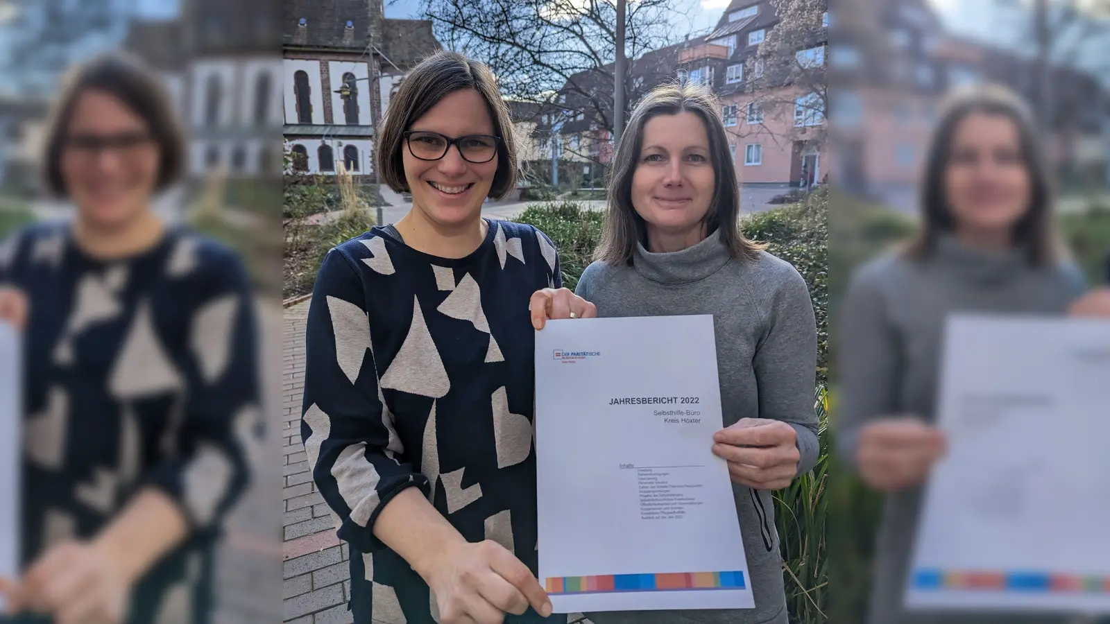 Kathrin Jäger, Geschäftsführerin des Paritätischen Höxter, und Cornelia Pätzold, Fachkraft im Selbsthilfe-Büro, präsentieren den Jahresbericht. (Foto: privat)
