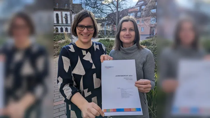 Kathrin Jäger, Geschäftsführerin des Paritätischen Höxter, und Cornelia Pätzold, Fachkraft im Selbsthilfe-Büro, präsentieren den Jahresbericht. (Foto: privat)
