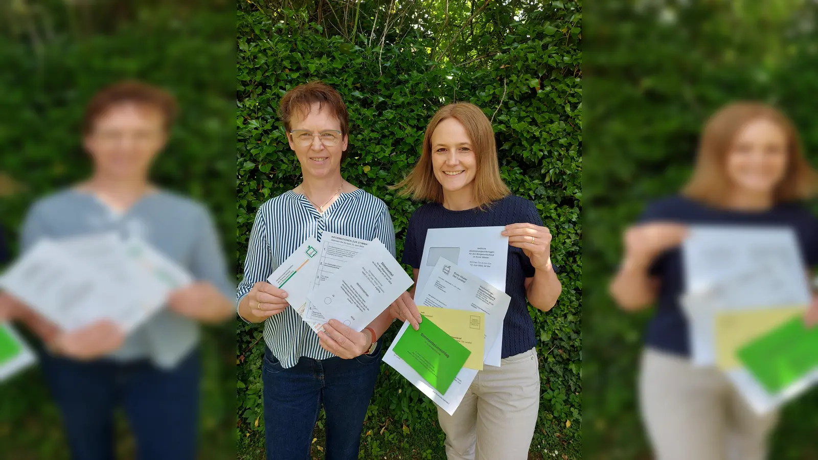 Die Leiterin des Gemeinschaftsbüros Landrat, Clarissa Weber (rechts), ist beim Kreis Höxter für die Organisation des Bürgerentscheids zuständig. Gemeinsam mit Kollegin Birgit Ulrich informiert sie über die Abstimmungsunterlagen zum Bürgerentscheid. (Foto: Kreis Höxter)