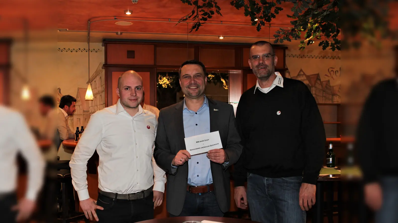 Das Motto für den Viehmarktumzug lautet: „800 Jahre Stadt – Hofgeismars unendliche Geschichte“. (V.l.) Maximilian Wiegand, Leiter der Abteilung Festzug, Bürgermeister Torben Busse und Vorsitzender der Viehmarkt AG Michael Reiter hoffen auf eine große Beteiligung in diesem Jahr.  (Foto: Inge Seidenstücker)