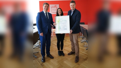 V.l.: Michael Scholle (Verbandsvorsteher) und Janine Brigant-Loke (Leiterin der Volkshochschule), freuen sich über die Urkunde von Landrat Michael Stickeln. (Foto: Kreis Höxter)