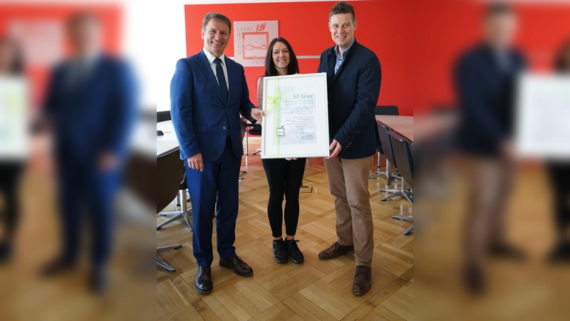 V.l.: Michael Scholle (Verbandsvorsteher) und Janine Brigant-Loke (Leiterin der Volkshochschule), freuen sich über die Urkunde von Landrat Michael Stickeln. (Foto: Kreis Höxter)