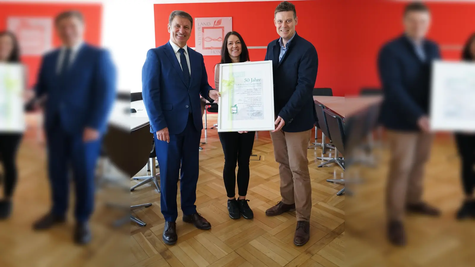 V.l.: Michael Scholle (Verbandsvorsteher) und Janine Brigant-Loke (Leiterin der Volkshochschule), freuen sich über die Urkunde von Landrat Michael Stickeln. (Foto: Kreis Höxter)