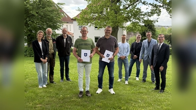 Zum stolzen Jubiläum alles Gute: Larissa Schäfers aus dem Bereich Finanzen und Forst (hinten, von links) sowie Revierleiter Stephan Klotz, der Leiter der Ordnungsverwaltung Wolfgang Voss, der Personalratsvorsitzende Michael Schäfers, Rüdiger Wiemers (Leiter des Bereichs zentraler Service), der erste Beigeordnete Andreas Niggemeyer und Bürgermeister Tobias Scherf freuen sich auf die weitere gute Zusammenarbeit mit Martin Temme (vorne links) und Marc Engemann (vorne rechts). (Foto: Hansestadt Warburg)
