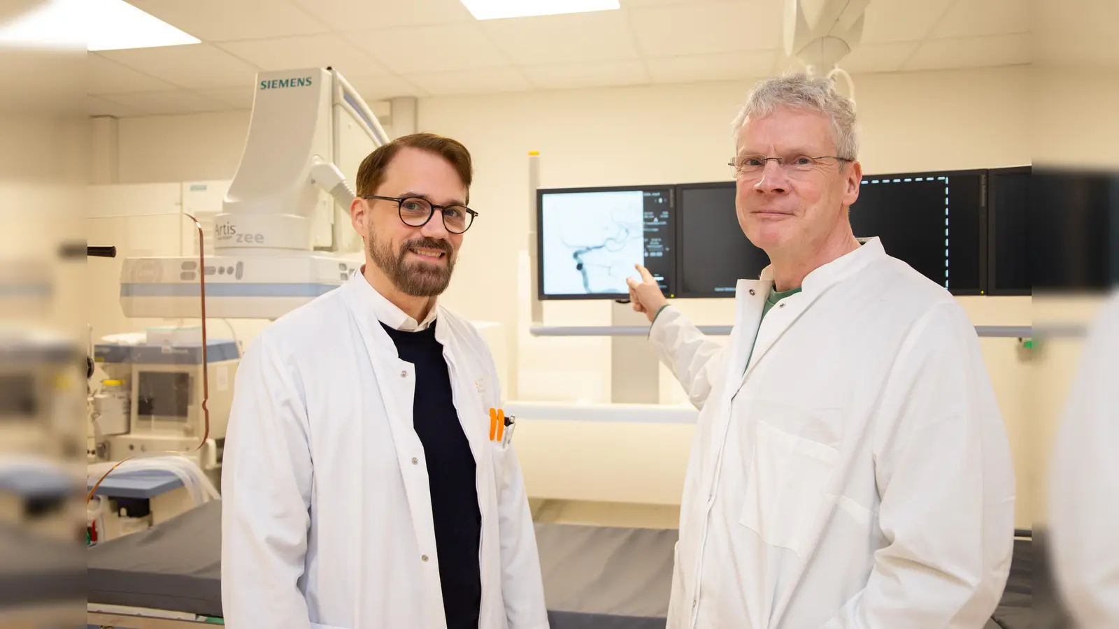 Unter der Leitung von Neuroradiologe Dr. Ulrich Dorenbeck (rechts) und Neurologe Prof. Dr. Mark Obermann ist am St. Ansgar Krankenhaus der KHWE erstmalig eine Thrombektomie durchgeführt worden. (Foto: KHWE)