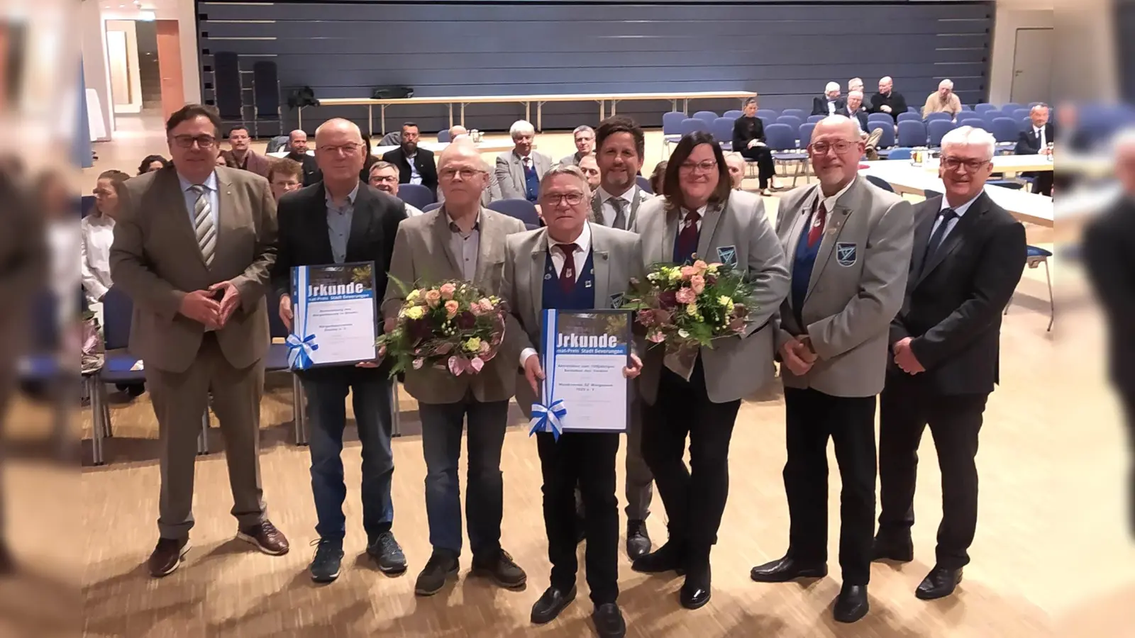 Ralf Göllner, Tino Wenkel und Günter Weskamp mit den Vertretern der Vereine, die den Heimatpreis 2025 erhielten. (Foto: Stadt Beverungen)