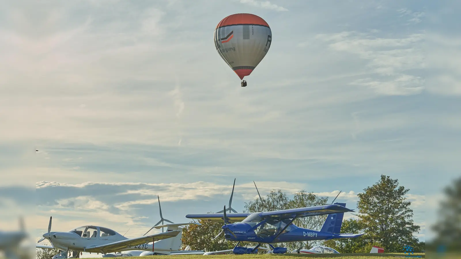 Sogar der Start eines Heißluftballons war am Sonntagabend zum Abschluss des Flugplatzfestes zu beobachten. (Foto: Stefan Bönning)