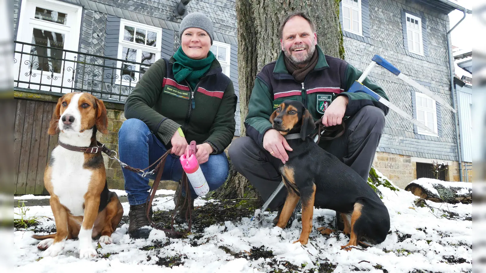 Marina Jürgens und Roland Schockemöhle laden Schülerinnen herzlich zum Girls&#39; Day ins Regionalforstamt Hochstift ein. (Foto: Wald und Holz NRW)