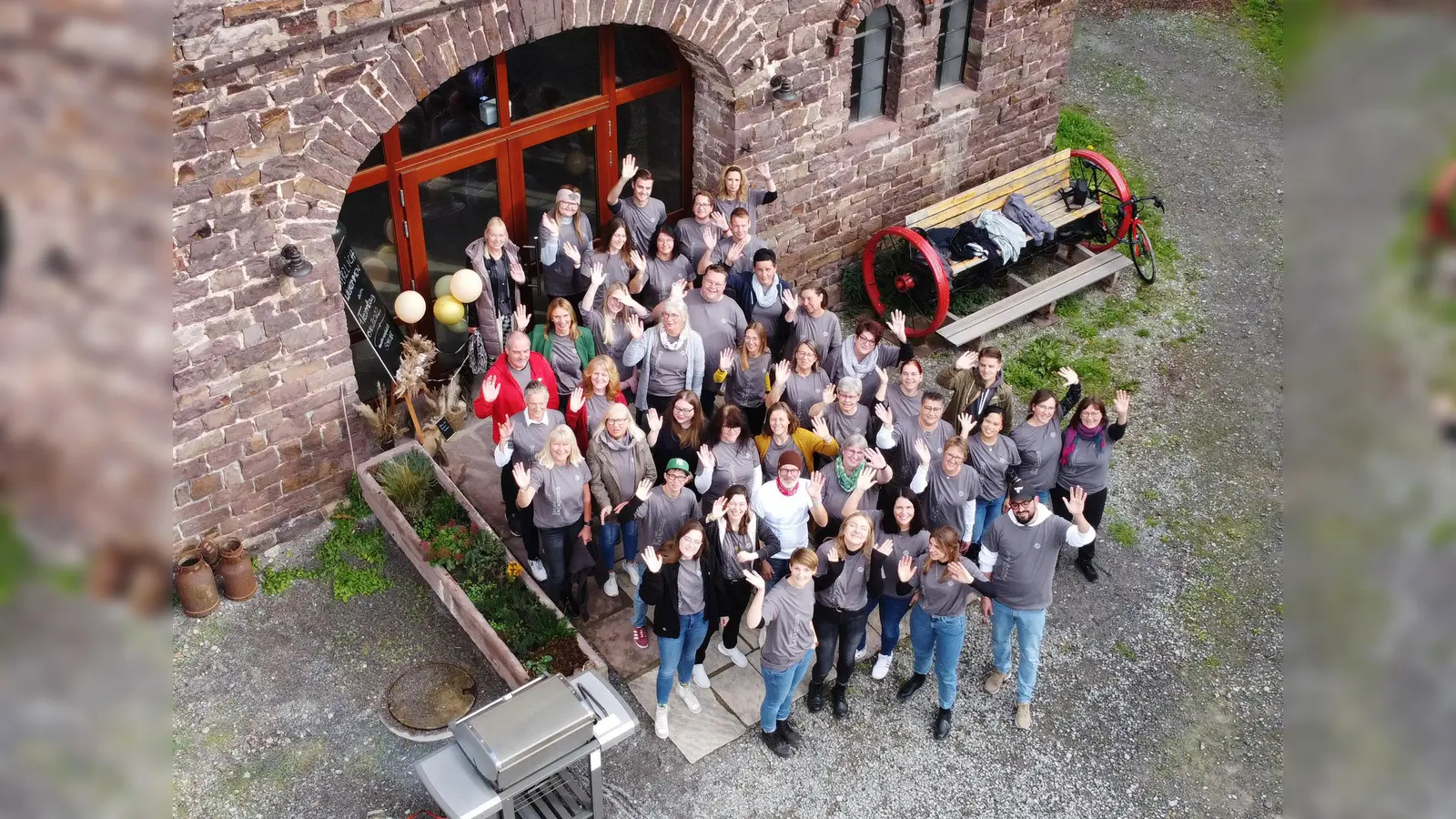 Als kleine Überraschung stieg beim Treffen von Projekt Begegnung in der Scheune beim Helle Bauern in Godelheim eine Drohne in die Luft und sorgte für ein Erinnerungsfoto von oben. (Foto: Projekt Begegnung)