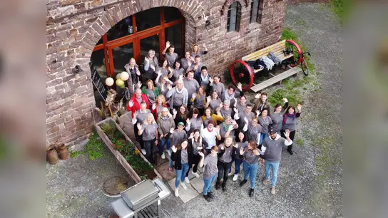 Als kleine Überraschung stieg beim Treffen von Projekt Begegnung in der Scheune beim Helle Bauern in Godelheim eine Drohne in die Luft und sorgte für ein Erinnerungsfoto von oben. (Foto: Projekt Begegnung)