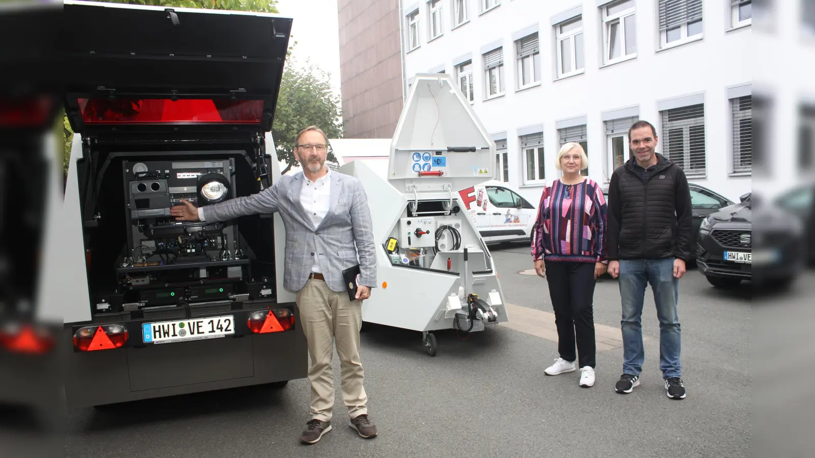 Zeigen die zwei neuen Geschwindigkeits-Messanlagen, die im Testbetrieb beim Kreis Höxter im Einsatz sind: Matthias Kämpfer (l., Leiter des Fachbereichs Öffentliche Sicherheit und Straßenverkehr des Kreises Höxter), Roland Vornholt (Leiter der Abteilung Verkehrssicherung und -überwachung des Kreises Höxter), und Gudrun Gutsmann (Abteilung Verkehrssicherung und -überwachung). (Foto: Kreis Höxter)