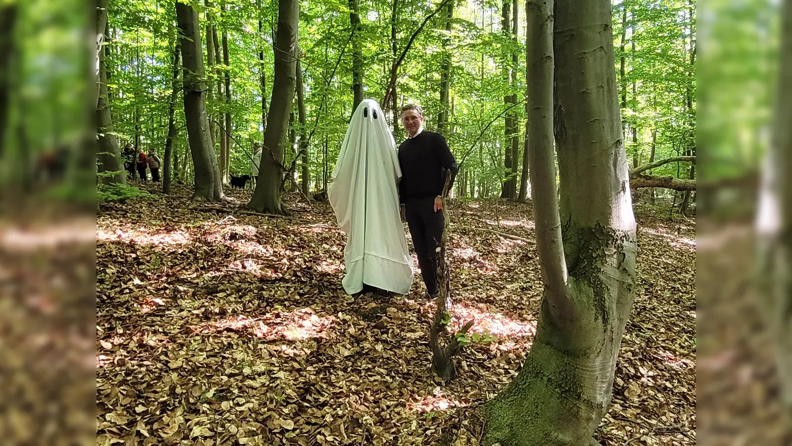 Der Schulleiter Benedikt Marpert und das Gespenst beim Waldtag. (Foto: Gymnasium Beverungen)