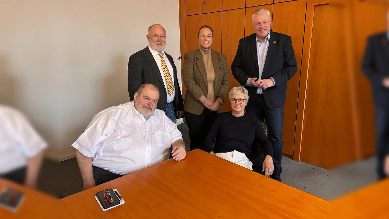 Gemeinsam für die hausärztliche Versorgung vor Ort: Dr. Jörg Wohner, Dr. Michael Stoltz, Wirtschaftsförderin Jana Jungblut, Dr. Eva-Maria Raddatz und Bürgermeister Hartmann freuen sich über die Gründung des Medizinischen Versorgungszentrum Höxter GmbH (MVZ). (Foto: Stadt Höxter)