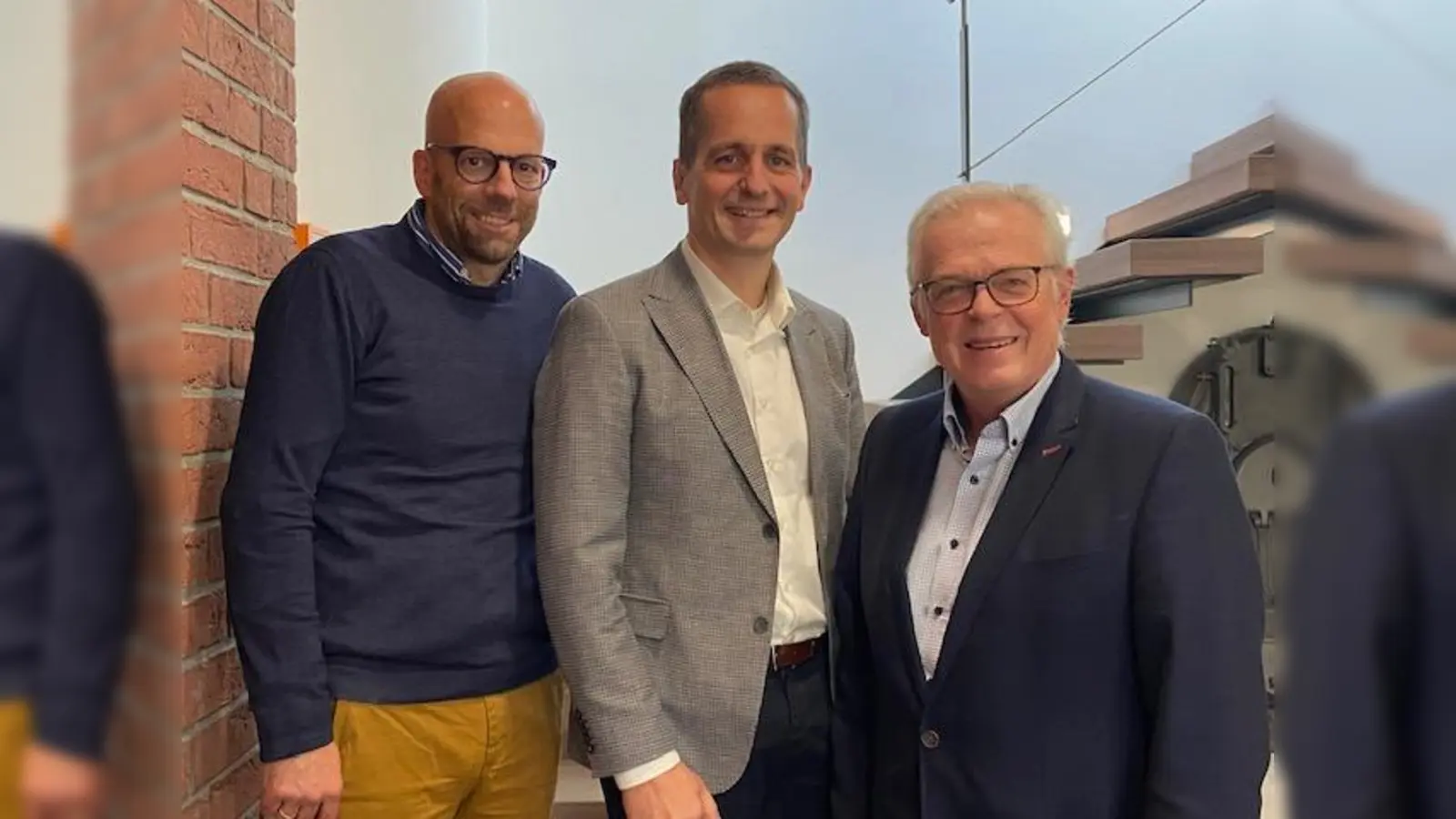 Freuen sich auf die 12. Adventskalender-Lotterie des Lions-Club Höxter-Corvey (v.l.): Sekretär Nils Becker, Präsident Jörg Albers und Pressesprecher Klaus Schumacher. (Foto: privat)