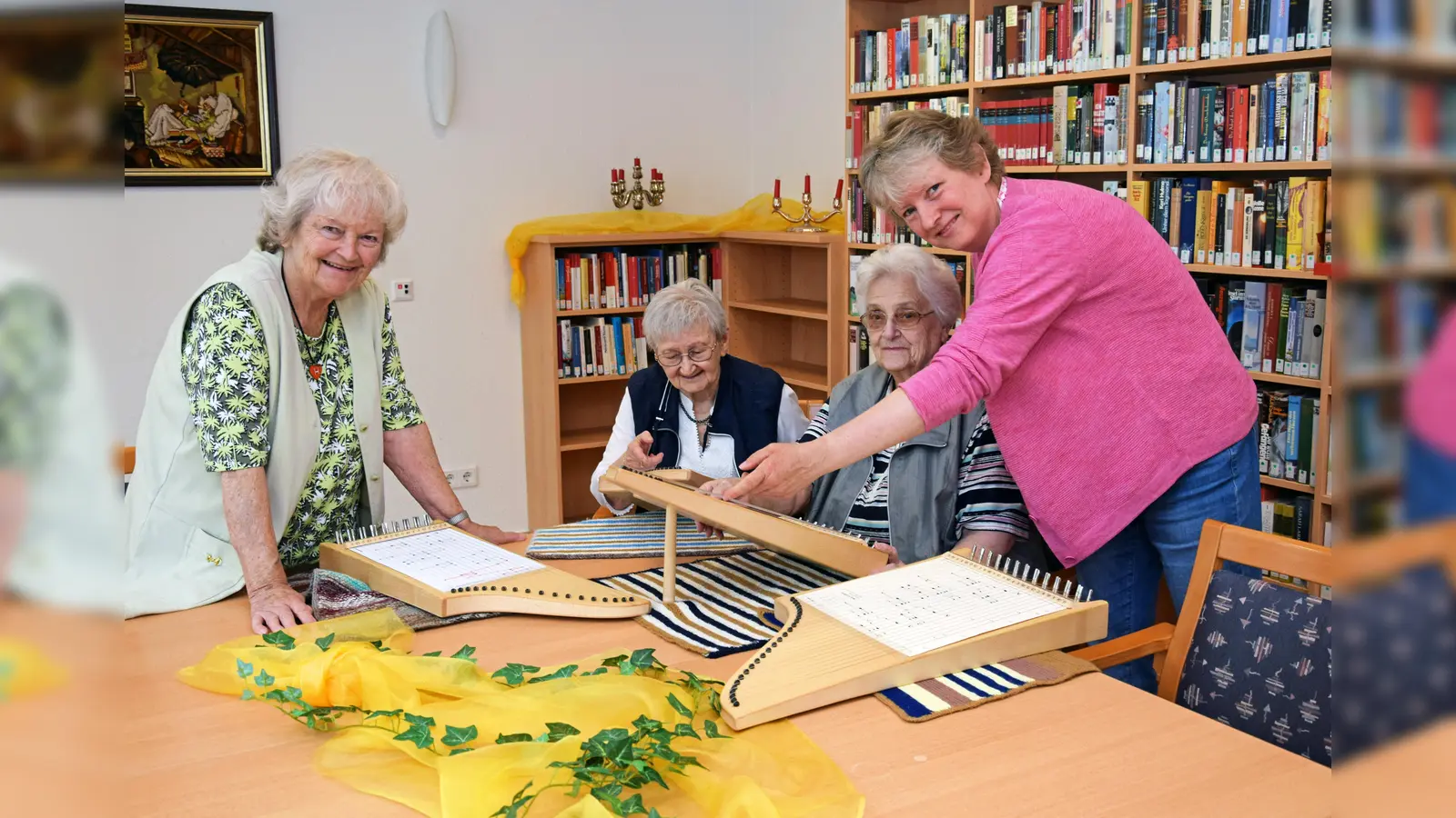 Freuen sich auf jede Übungsstunde: (v.l.) Helga Baumgardt, Gisela Schodrowski und Elfriede Grabowsky mit Gruppen-Leiterin Dagmar-Geck spielen wunderschöne Melodien auf der Veeh-Harfe. (Foto: St.- Petri-Stift)